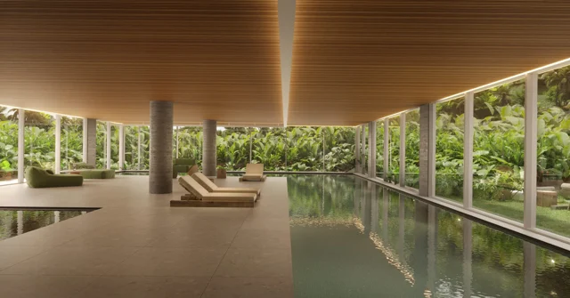 Piscina coberta sob forro de madeira, integrada à vegetação externa